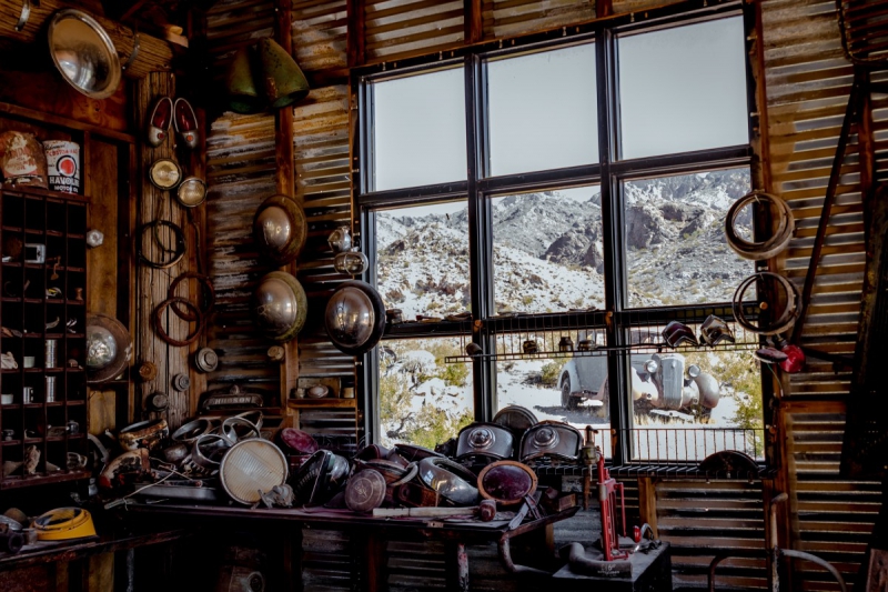 cordonnerie-BEZAUDUN LES ALPES-min_shop_window_part_junk_abandoned-138873